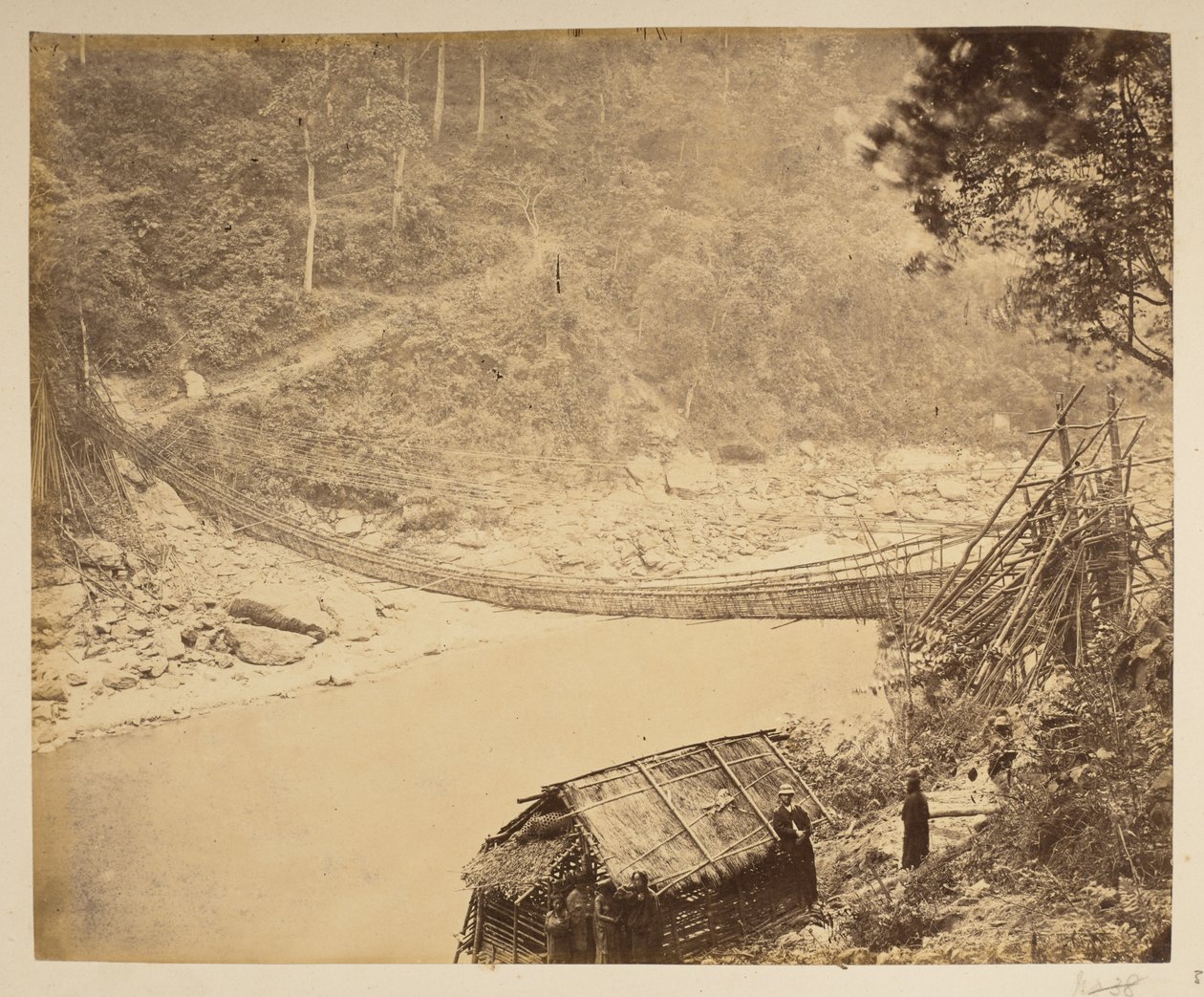 Trzcinowy most wiszący nad Teestą w kierunku Bhootan.  Widoki Darjeeling. 1870 autorstwa English Photographer