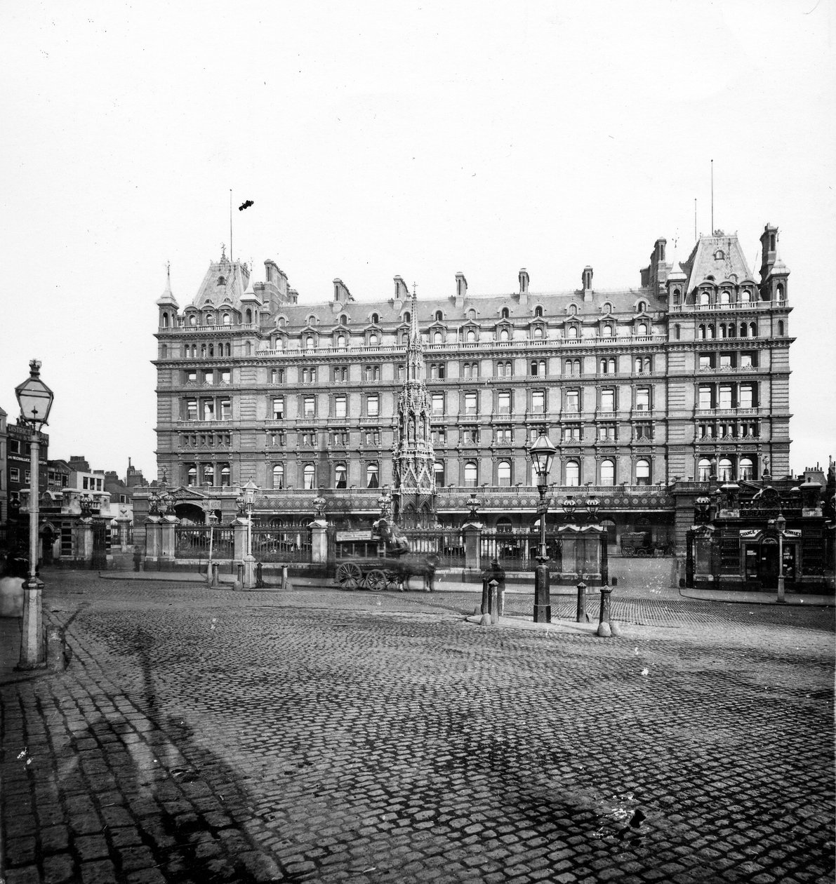 Charing Cross Station Hotel, ok. 1890 (zdjęcie) autorstwa English Photographer