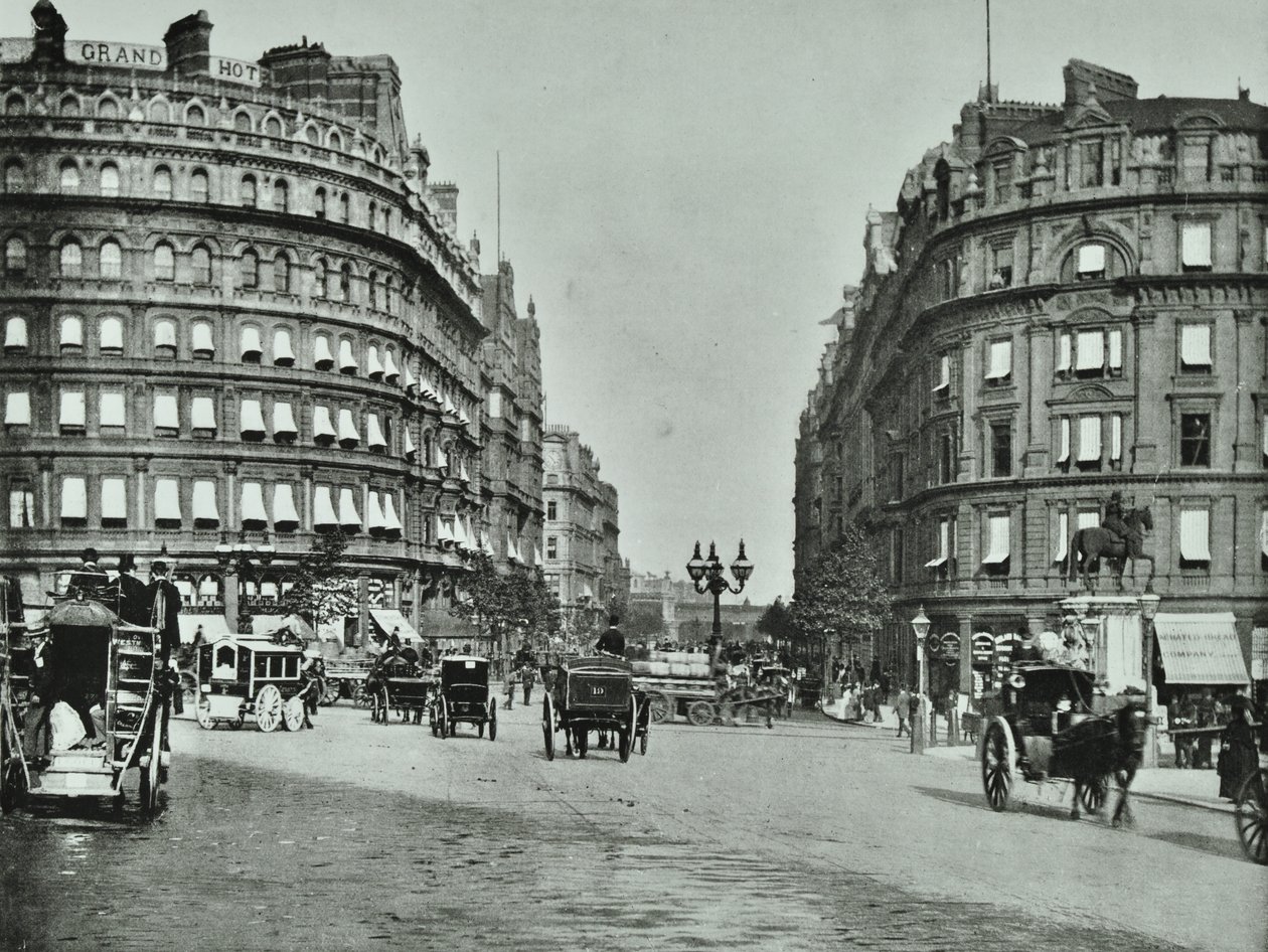 Charing Cross, Westminster LB: Northumberland Avenue od Trafalgar Square i Charing Cross, 1890 autorstwa English Photographer