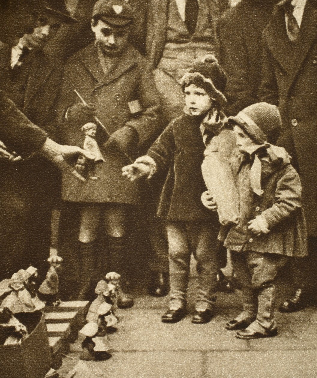 Dzieci tłoczą się wokół ulicznego handlarza, Holborn (zdjęcie w sepii) autorstwa English Photographer