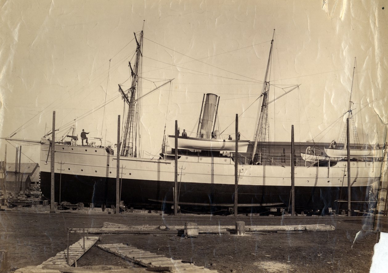 Chiński krążownik dochodowy „Li Kin” lub jego siostrzany statek „Kai Pan” w poślizgu gotowy do startu, 1888 r. autorstwa English Photographer