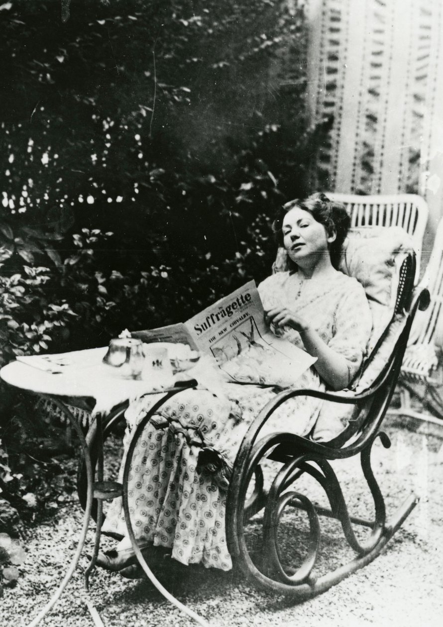 Christabel Pankhurst (1881-1969) czyta kopię Sufrażystki ok. 1905-14 autorstwa English Photographer