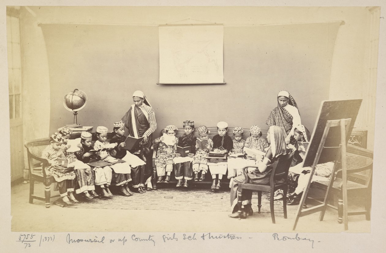 Zajęcia z panią w mofussil lub wiejskiej szkole dla dziewcząt, Bombaj, ok. 1930 r. 1873 (zdjęcie czarno-białe) autorstwa English Photographer