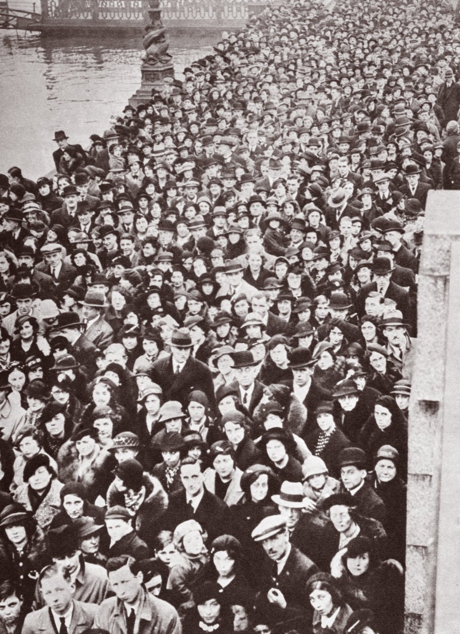 Tłumy oczekujące na wejście do Westminster Hall, podczas ceremonii oddania honorów Jerzemu V, 1936 r. autorstwa English Photographer