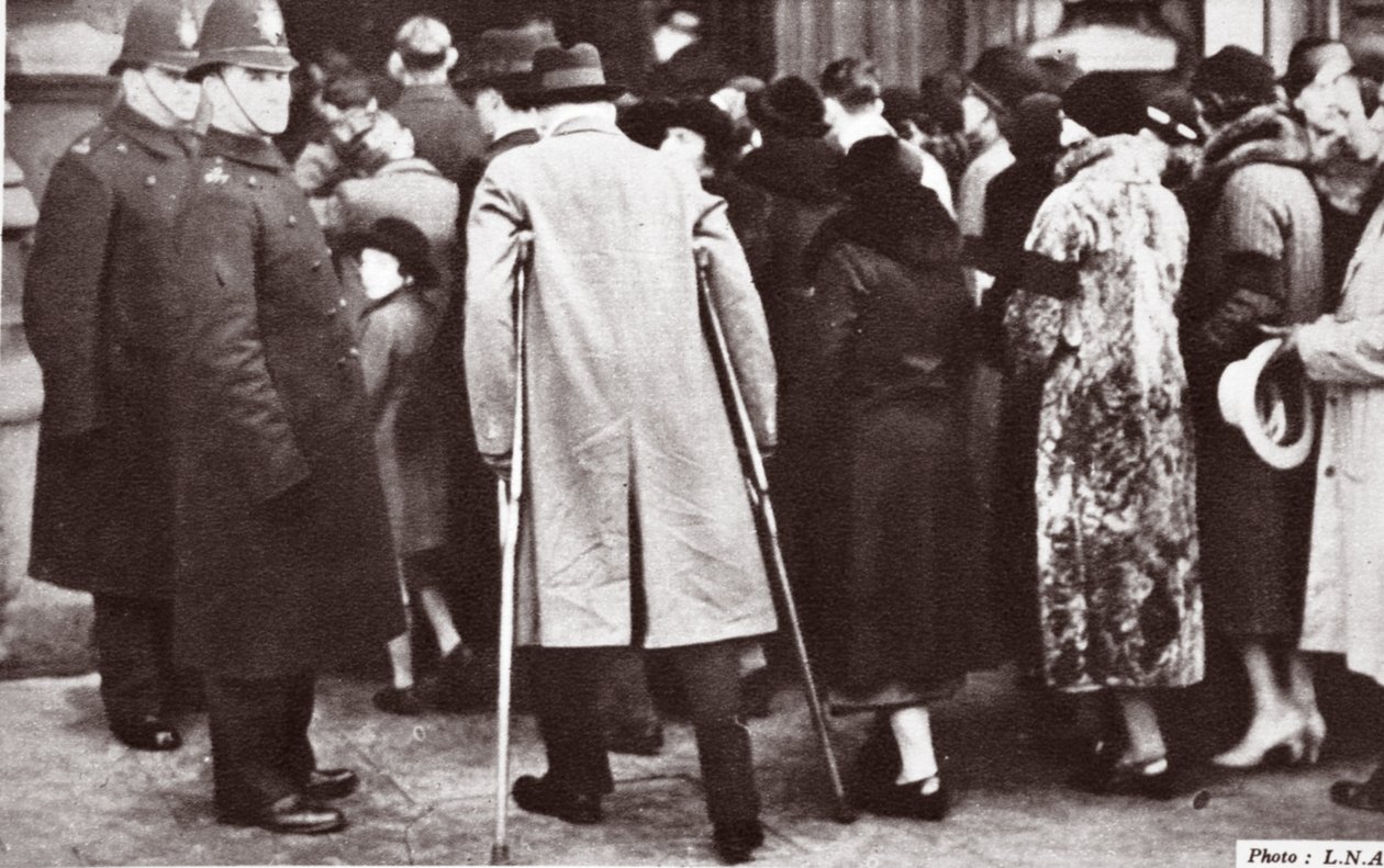 Tłumy czekające na wejście do Westminster Hall, podczas leżenia w stanie Jerzego V, 1936 autorstwa English Photographer