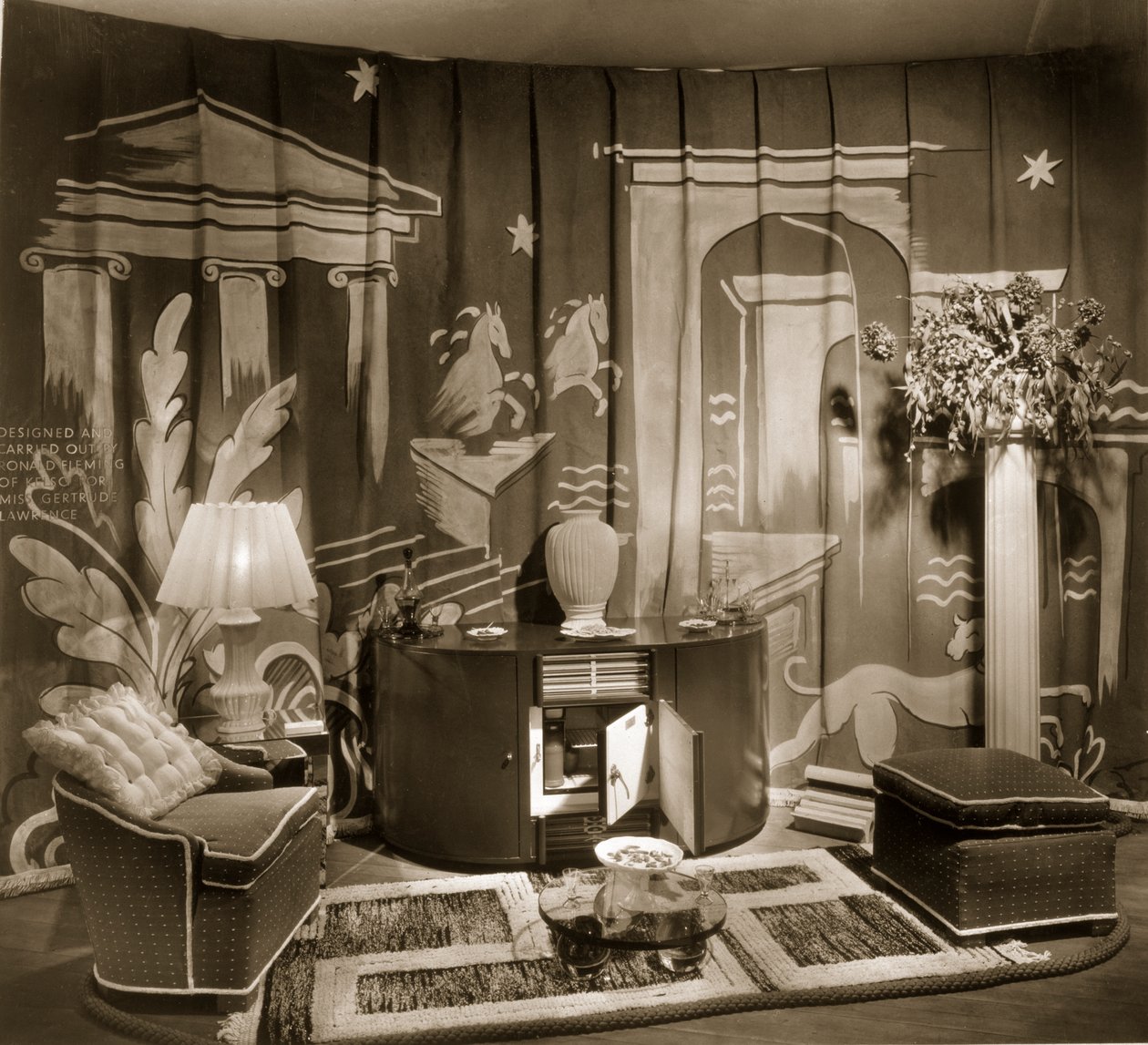 Dekoracyjne stoisko handlowe w Dorland Hall z wiszącym materiałem tekstylnym, lata 40. autorstwa English Photographer
