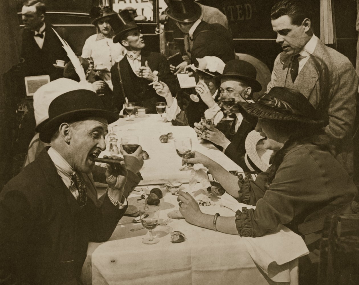 Przyjęcie obiadowe Derby Day, grafika Horace W. Nichols, ok. 1910 (fotograwiura) autorstwa English Photographer