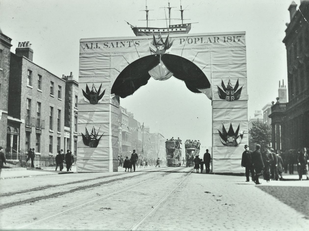 East India Dock Road: tymczasowa brama, Victoria Diamond Jubilee, 1897 autorstwa English Photographer
