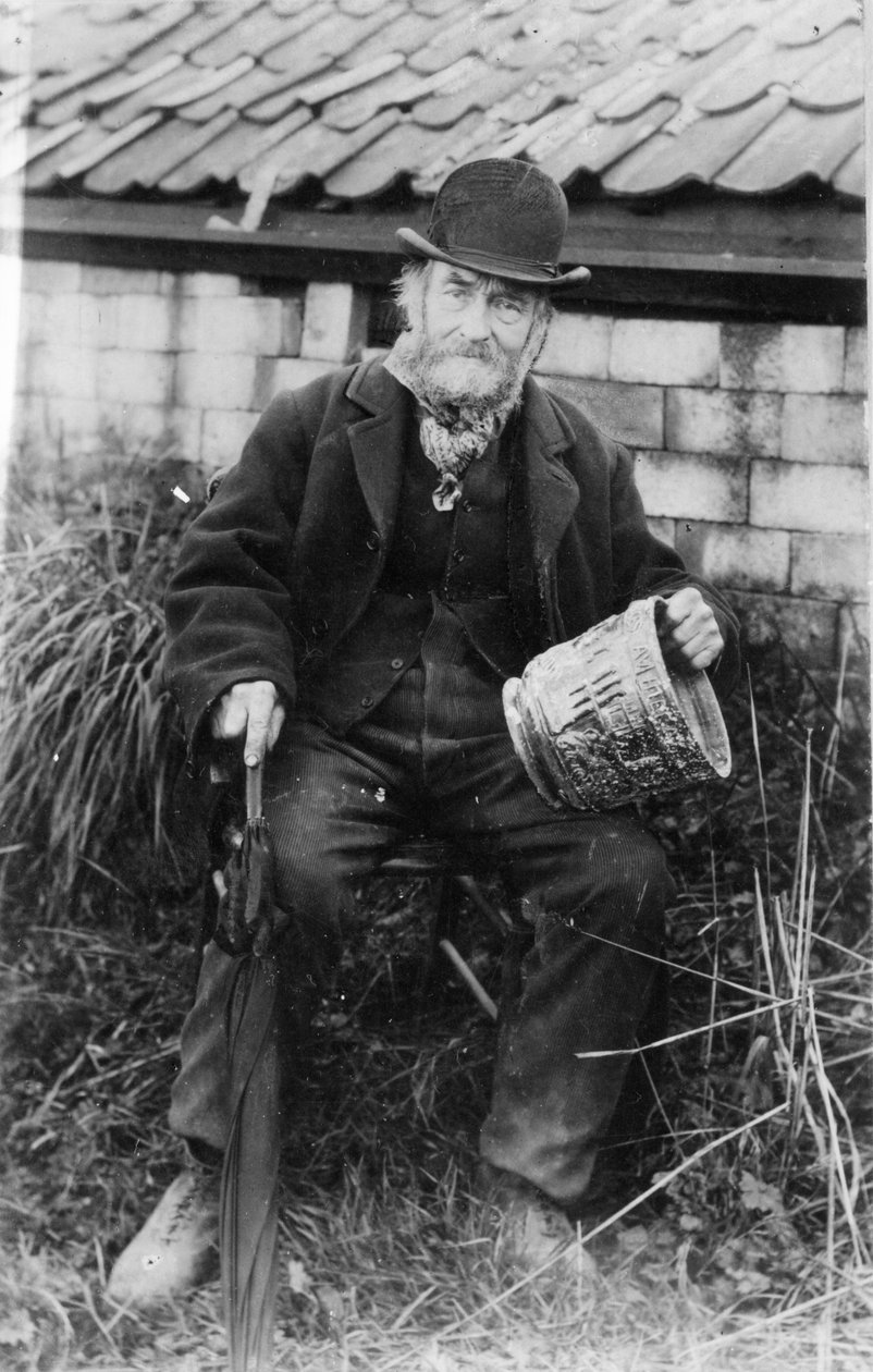 Edward Bingham trzymający jeden ze swoich projektów Castle Hedingham Ware autorstwa English Photographer