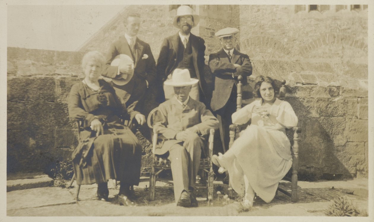 Edward Hudson i przyjaciele, Lindisfarne, ok. 1918 (odbitka żelatynowa) autorstwa English Photographer