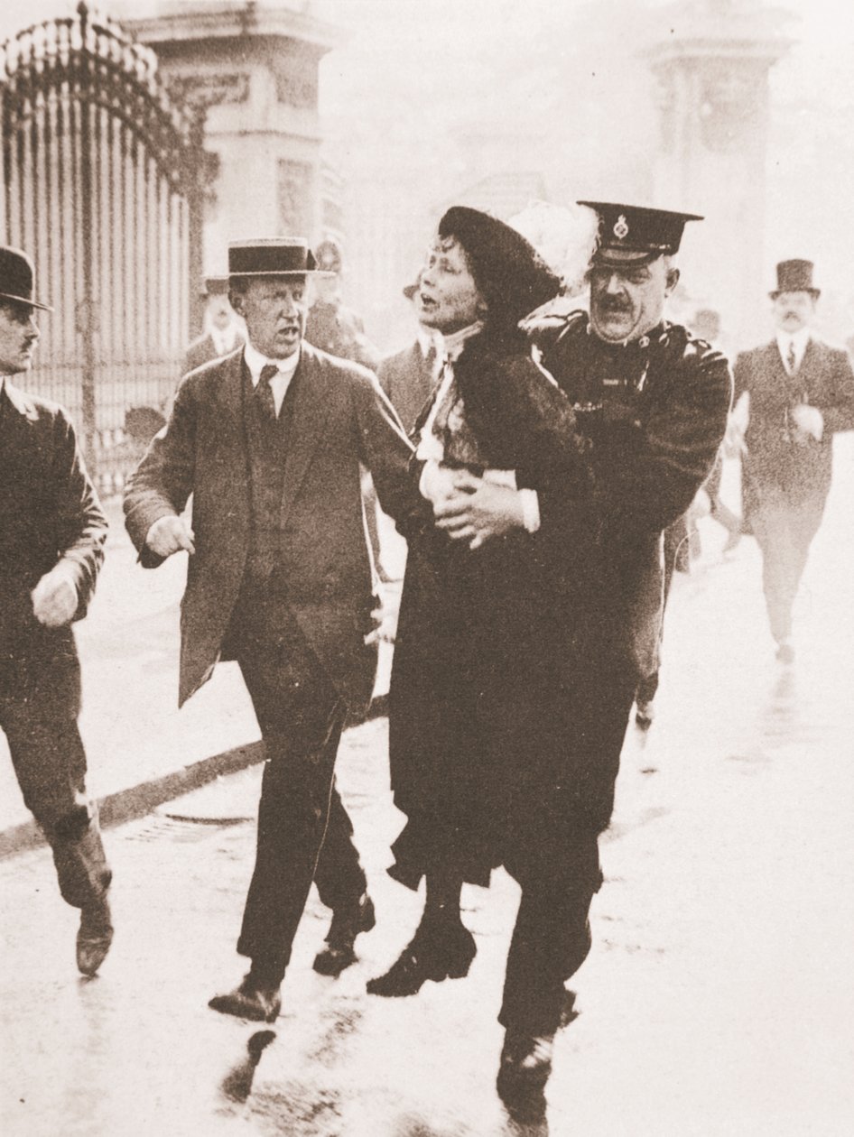 Aresztowanie Emmeline Pankhurst przed Pałacem Buckingham podczas próby skierowania petycji do króla, 21 maja 1914 (zdjęcie w sepii) autorstwa English Photographer