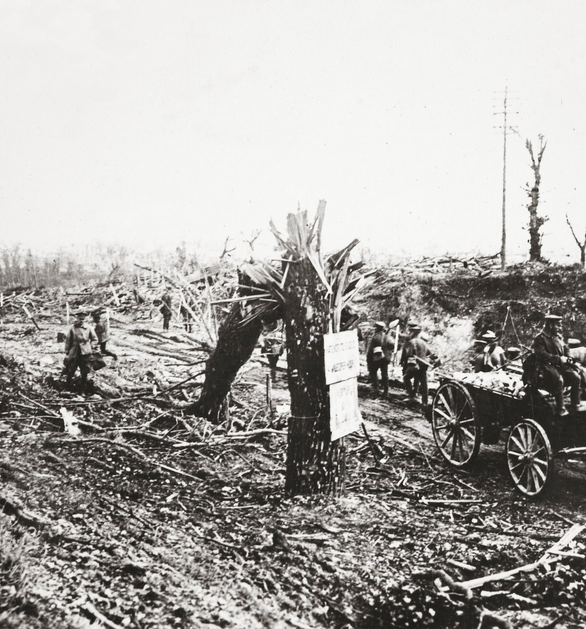 Inżynierowie naprawiają lekkie koleje w pobliżu Hangard, uszkodzone przez ostrzał pocisków podczas walk o Amiens, 1918 autorstwa English Photographer