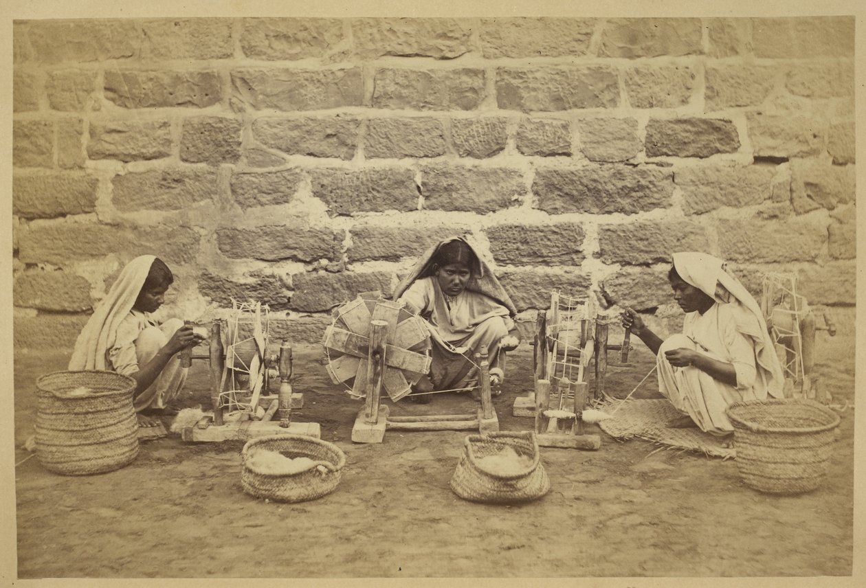 Więźniarki nawijające bawełnę na kołowrotkach w więzieniu Karaczi. Fotograf: Michie and Company 1873173 mm x 260 mm Zbiory archeologiczne w Indiach: seria biur indyjskich (tom 52). autorstwa English Photographer