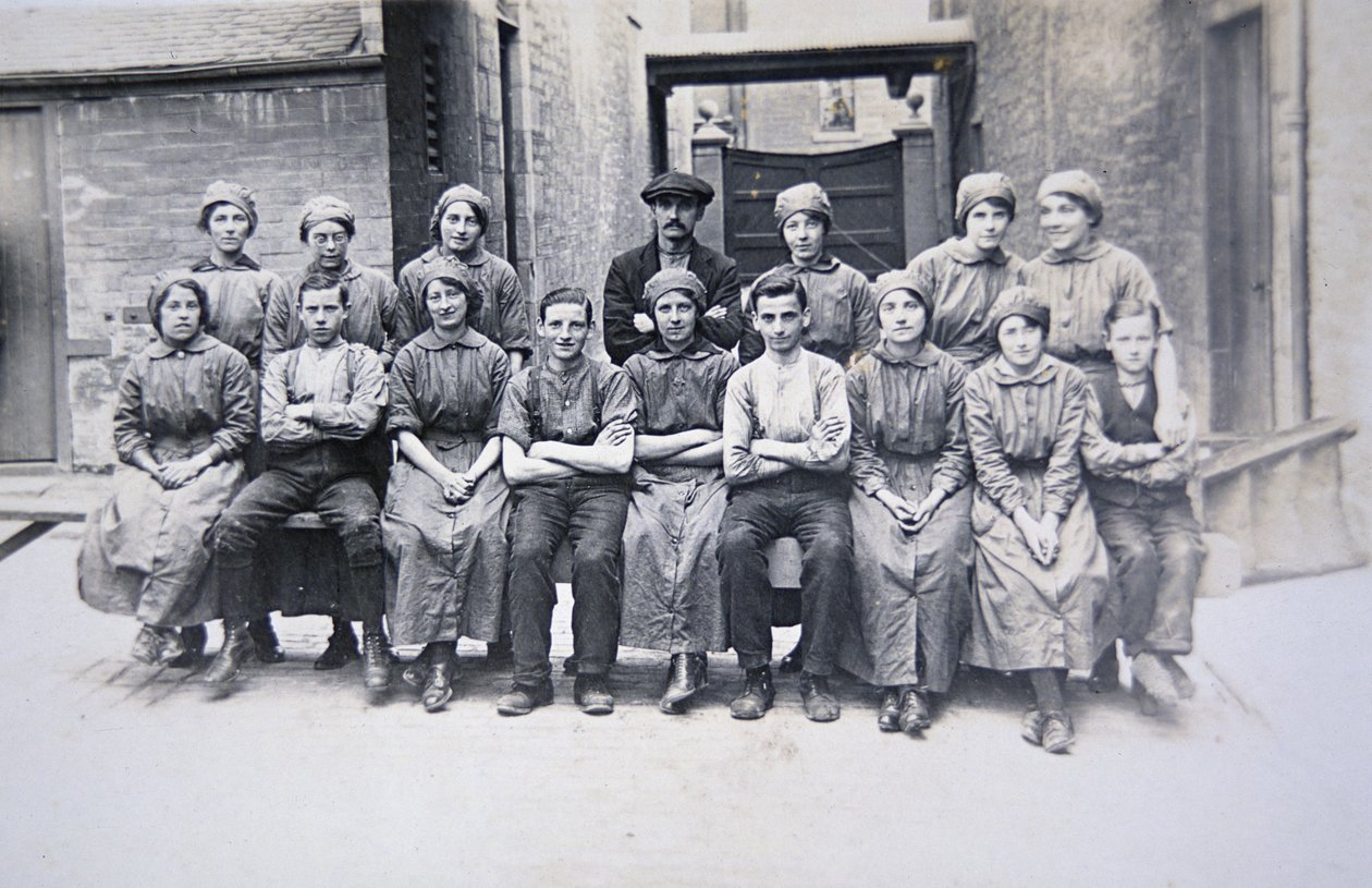 Pracownice w Woolwich Arsenal, Londyn (zdjęcie czarno-białe) autorstwa English Photographer