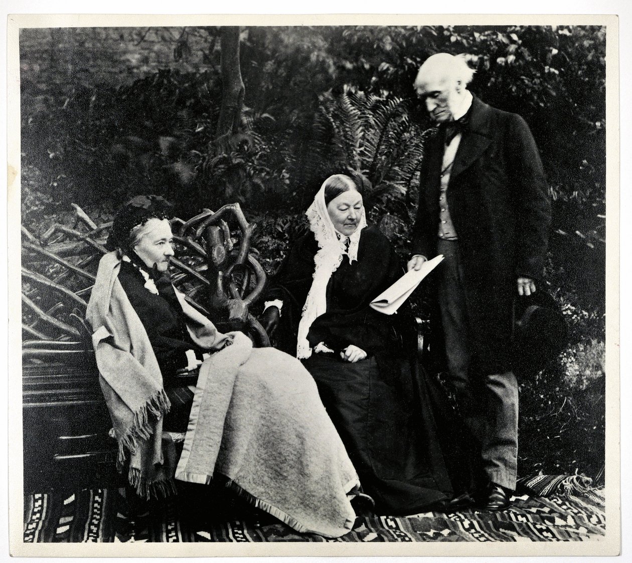 Florence Nightingale, Partenope, Lady Verney i Sir Harry Verney w Claydon House autorstwa English Photographer