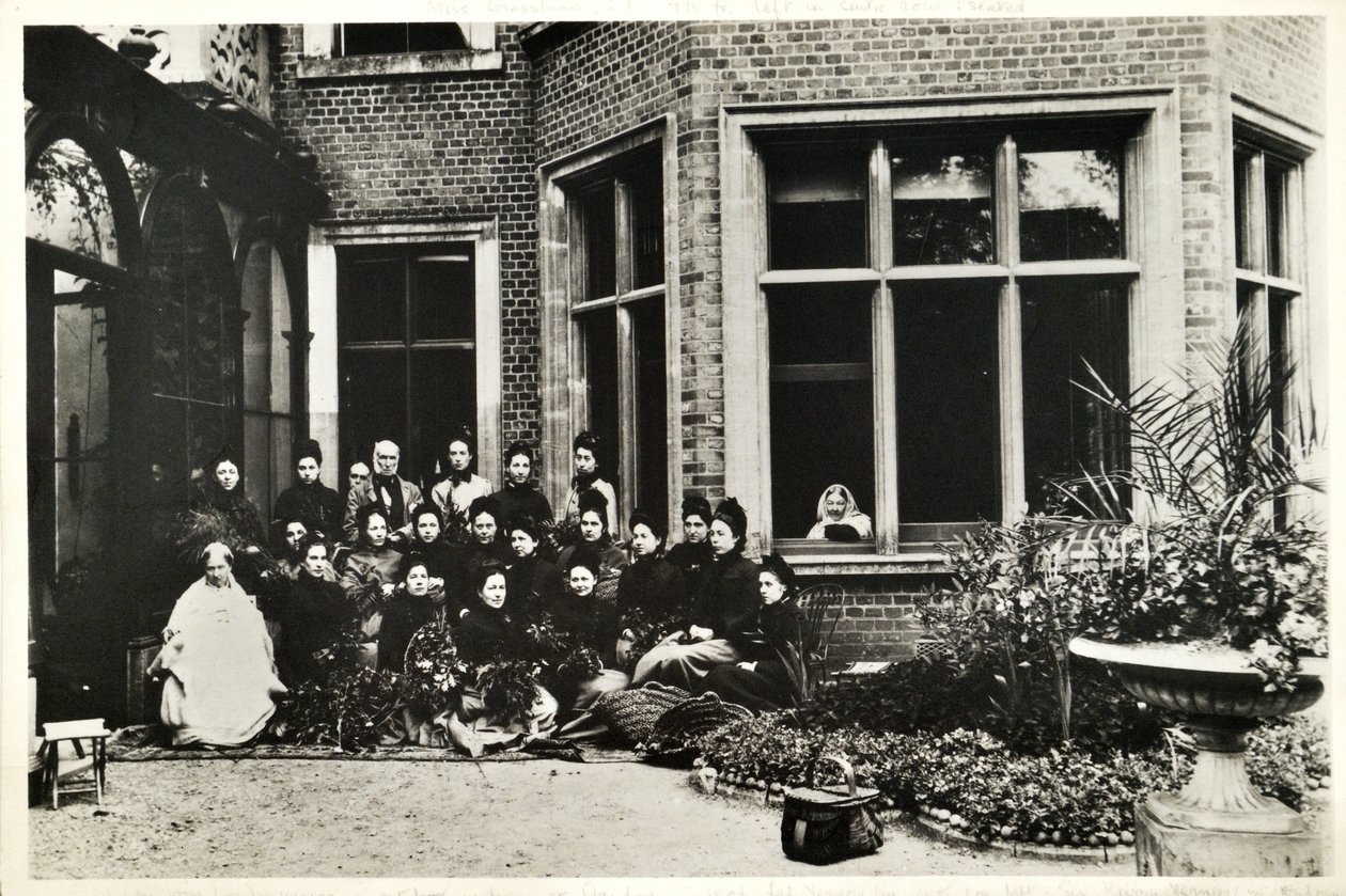 Florence Nightingale, Sir Harry i Lady Verney oraz pielęgniarki Nightingale w Claydon House, 1886 autorstwa English Photographer