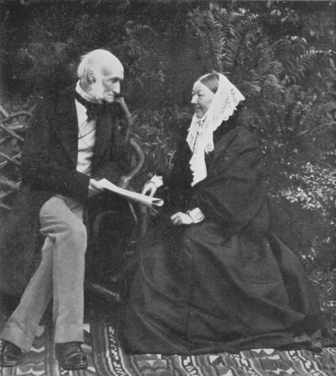 Florence Nightingale i Sir Harry Verney na trawniku w Claydon House, 1889 autorstwa English Photographer