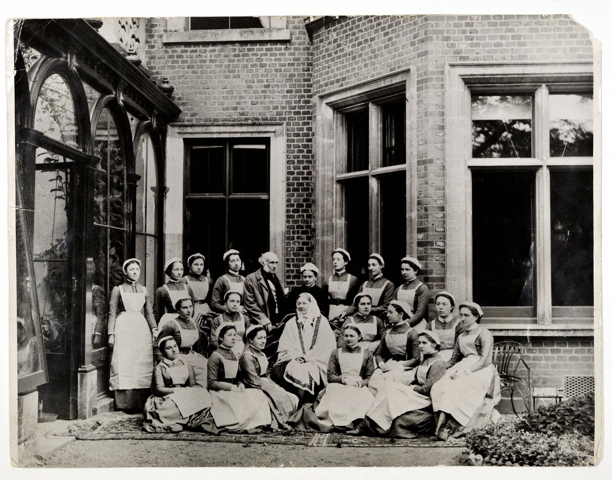 Florence Nightingale z Sir Harrym Verneyem i panną Crossland w centrum grupy pielęgniarek w Claydon House, 1886 autorstwa English Photographer