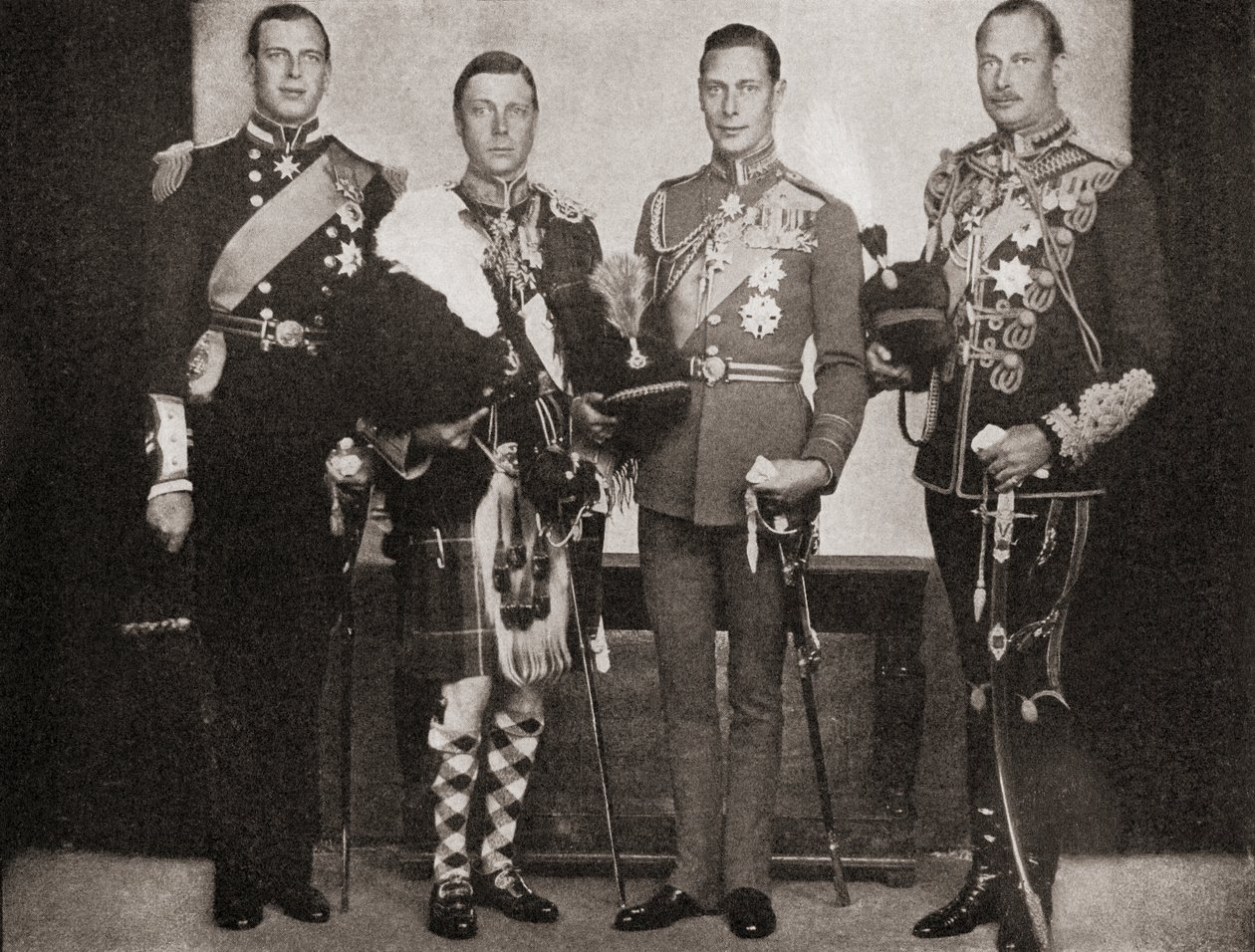 Czterech z pięciu synów króla Jerzego V, od lewej do prawej, książę Jerzy, książę Kentu, król Edward VIII, później książę Windsor, książę Albert, książę Yorku, później król Jerzy VI, książę Henryk, książę autorstwa English Photographer