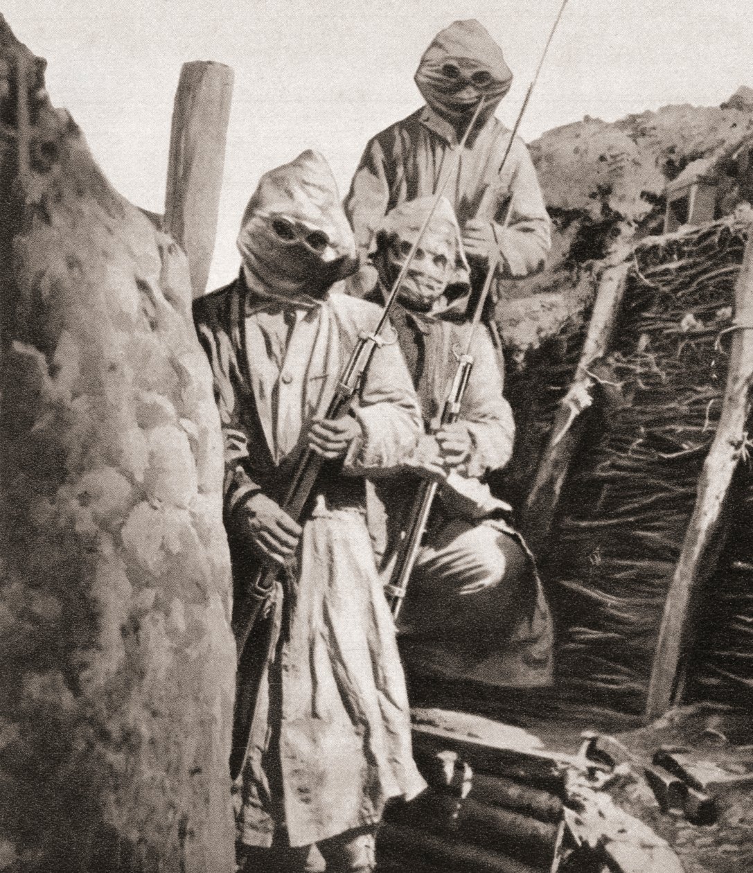 Francuscy żołnierze piechoty w czasie I wojny światowej nosili maski oddechowe chroniące ich przed niemieckim trującym gazem, z The Illustrated War News, 1915 autorstwa English Photographer