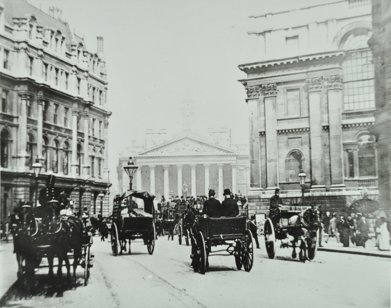 Od Queen Victoria Street do Mansion House Street z Royal Exchange, City of London, 1895 autorstwa English Photographer