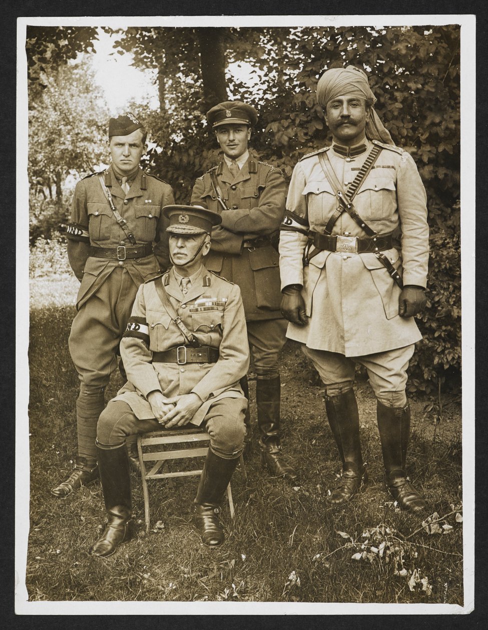 Gen. Sir James Willcocks i jego osobisty personel w ogrodzie przy jego kwaterze głównej [Merville, Francja]. 31 lipca 1915 (odbitka żelatynowo-srebrowa) autorstwa English Photographer