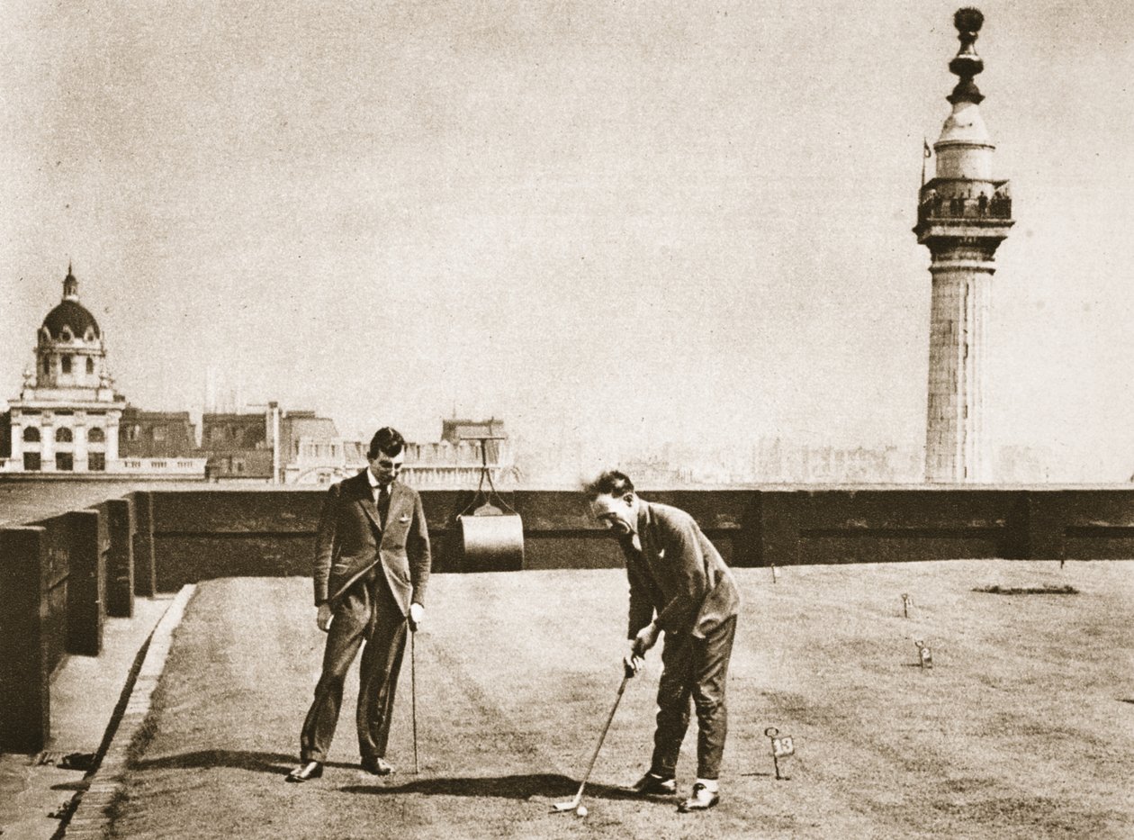 Trening golfa dla pracowników biurowych na dachu Adelaide House, z Wonderful London, wyd. 1926-27 (fotograwiura) autorstwa English Photographer