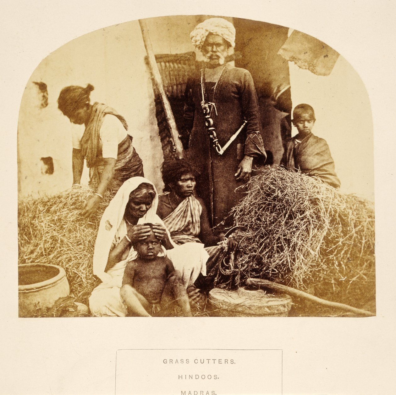 Grass Cutters, Hindoos, Madras, z The People of India, J. Forbes Watson, opublikowane 1868 (druk albumowy) autorstwa English Photographer