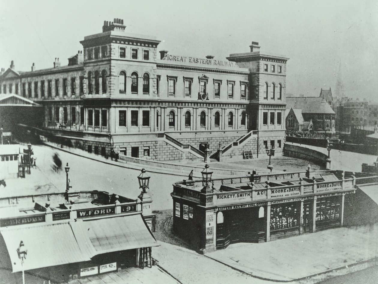 Wielki Terminus Wschodni w Bishopsgate: na zewnątrz, 1862 autorstwa English Photographer