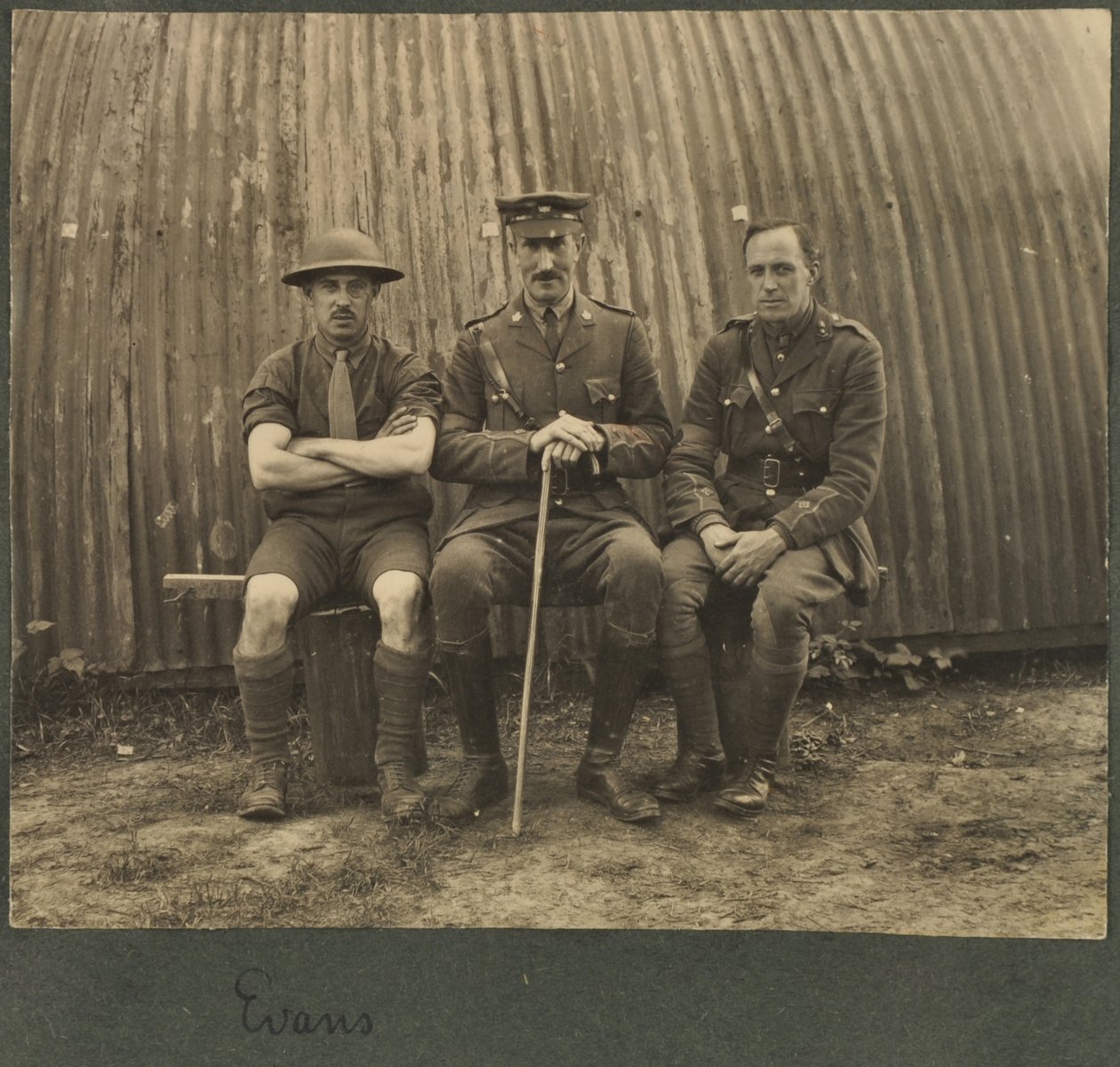 Grupa trzech żołnierzy przed chatą Nissana, ok. 1914-18 autorstwa English Photographer