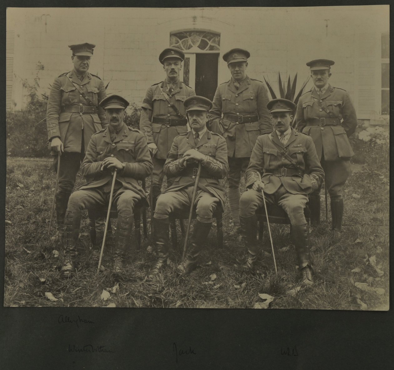 Portret grupowy siedmiu mężczyzn w mundurach wojskowych, 1914-18 autorstwa English Photographer