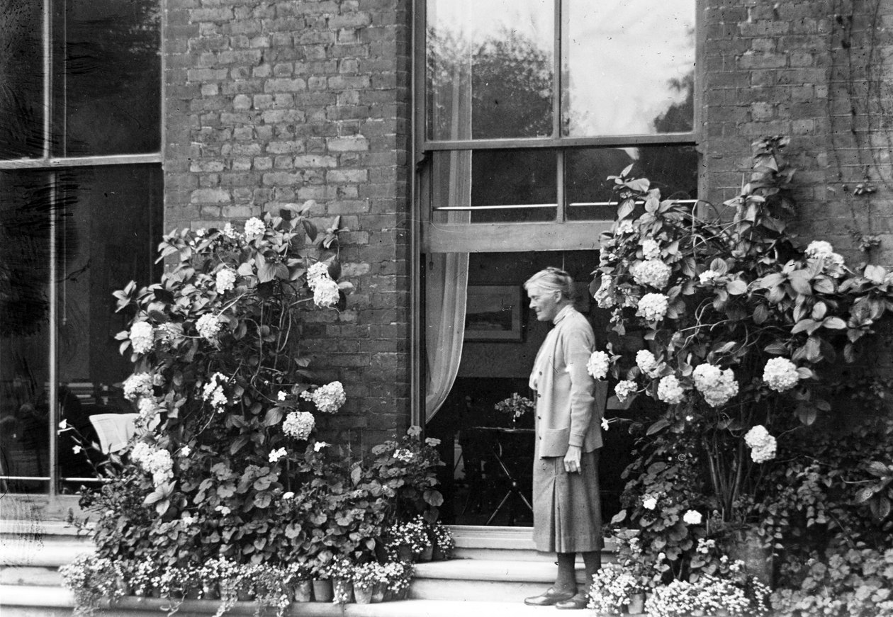 Gulielma Lister w swoim domu, Sycamore House, Leytonstone, ok. 1930 autorstwa English Photographer