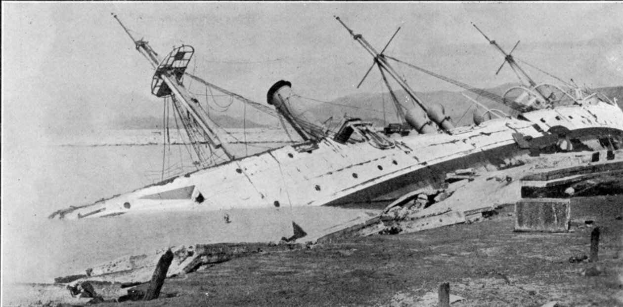 H.M Sloop Phoenix wyrzucony na brzeg przez tajfun z Hongkongu, ilustracja z The Graphic, 27 października 1906 autorstwa English Photographer