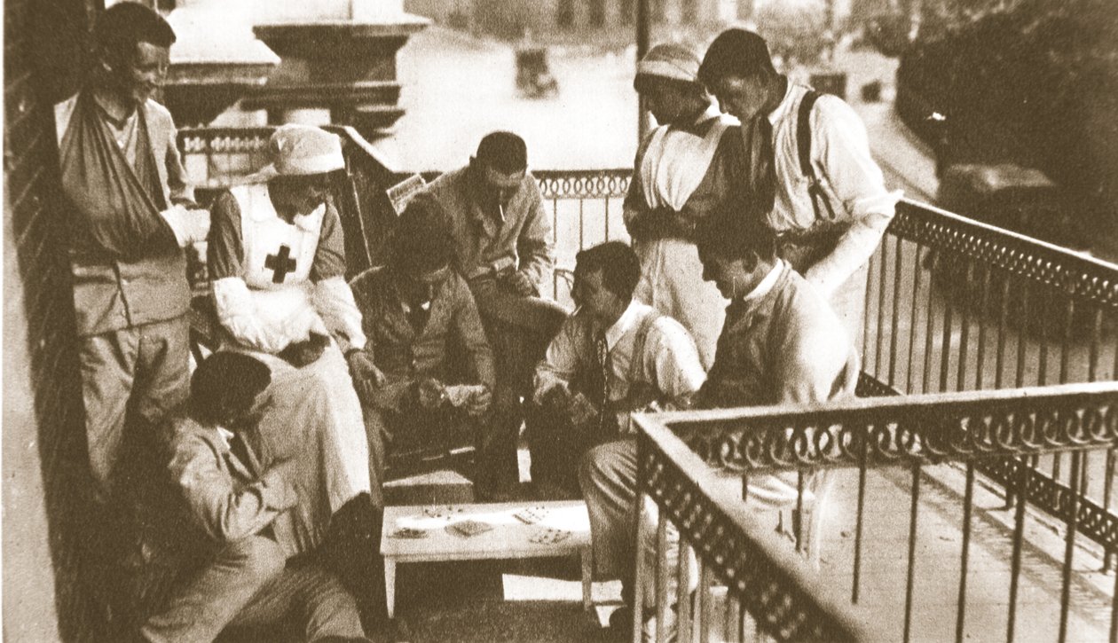 Szczęśliwy, szczęśliwy ranny człowieku! Mężczyźni, którzy zrobili coś, ciesząc się kultem dla bohaterów, z The Illustrated War News, 21 czerwca 1916 (zdjęcie w sepii) autorstwa English Photographer