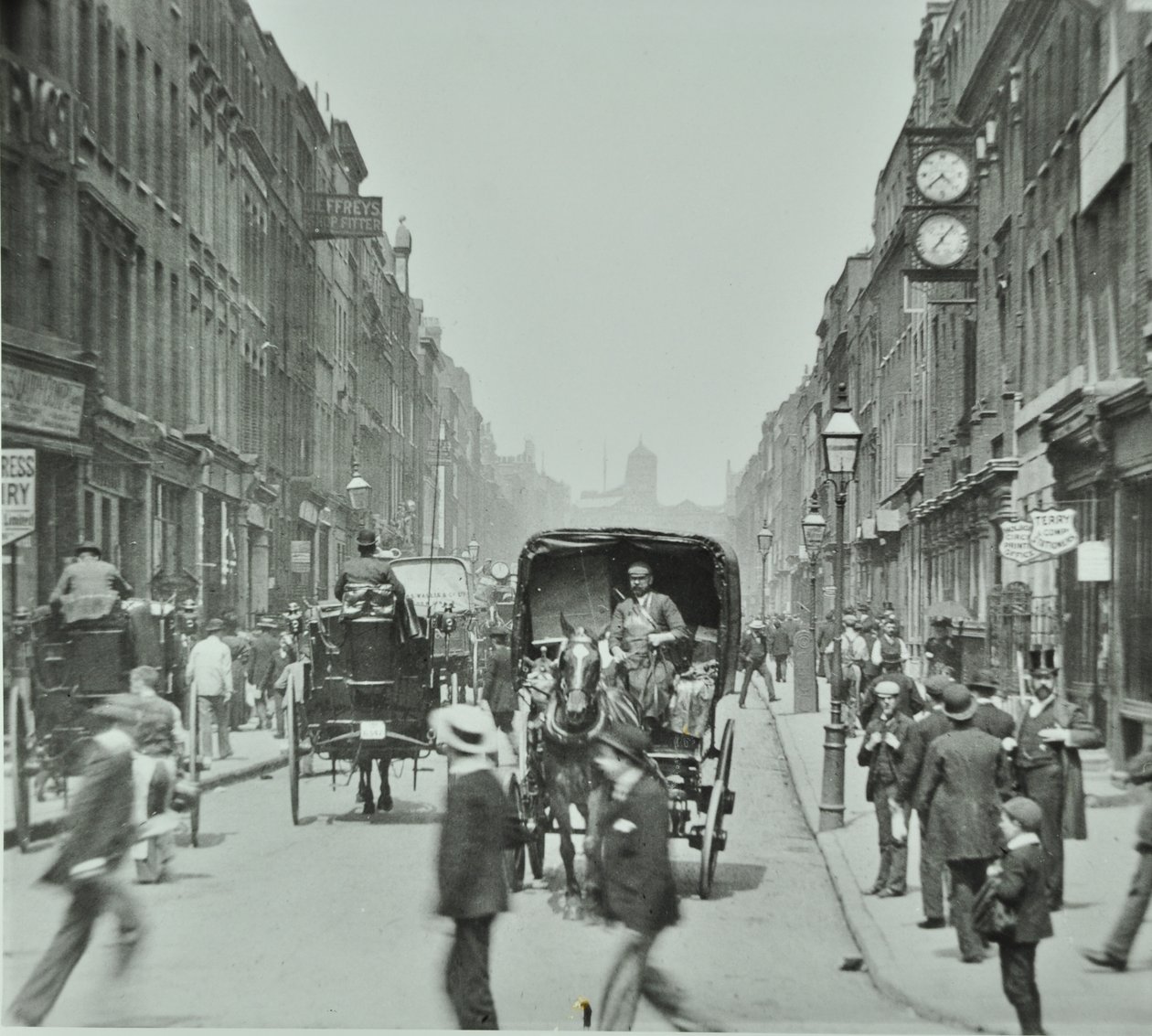 Hatton Garden: patrząc na północ od Holborn Circus, Londyn, 1895 autorstwa English Photographer