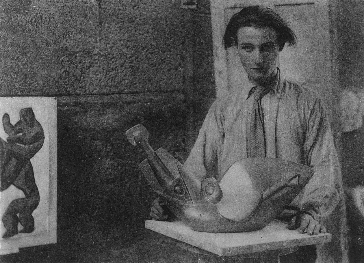 Henri Gaudier-Brzeska ze swoją rzeźbą „Bird Swallowing Fish” w Kettle
