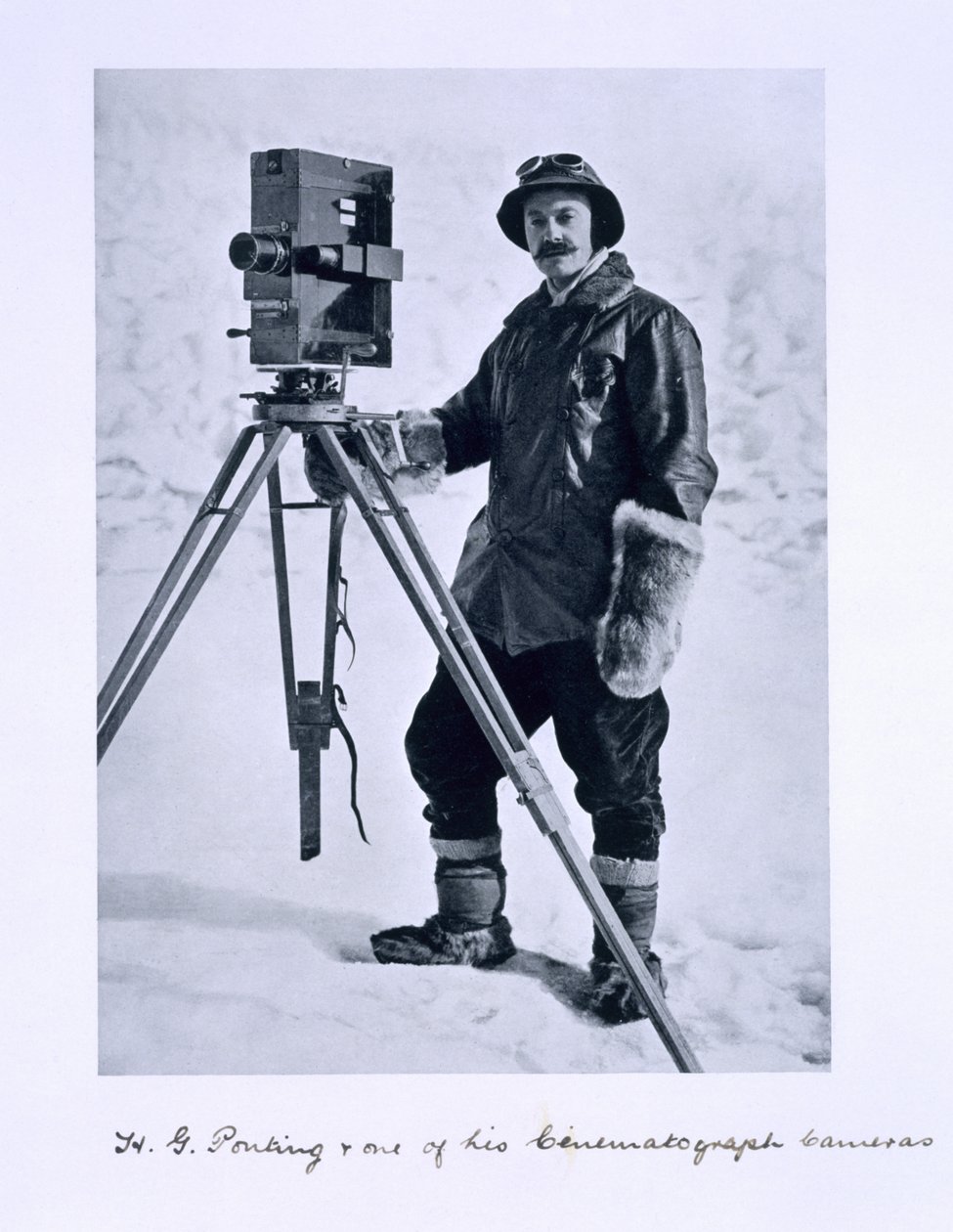 Herbert Ponting (1870-1935) z kamerą filmową na wyprawie Terra Nova (1910-13) na Biegun Południowy pod dowództwem kapitana Scotta, 1910-12 autorstwa English Photographer