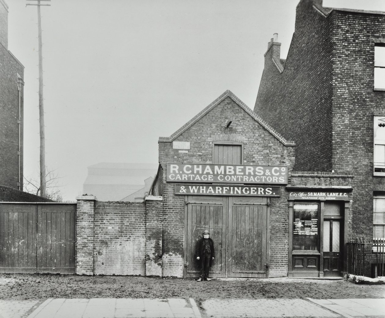 High Street, North Woolwich; później Pier Road, 1899 autorstwa English Photographer
