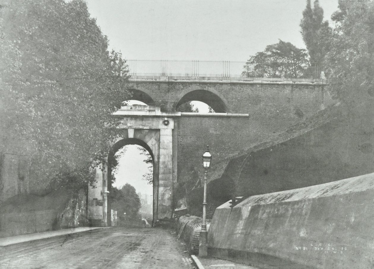 Highgate Archway, Archway Road Bridge: ogólny widok starego mostu, 1896 r. autorstwa English Photographer