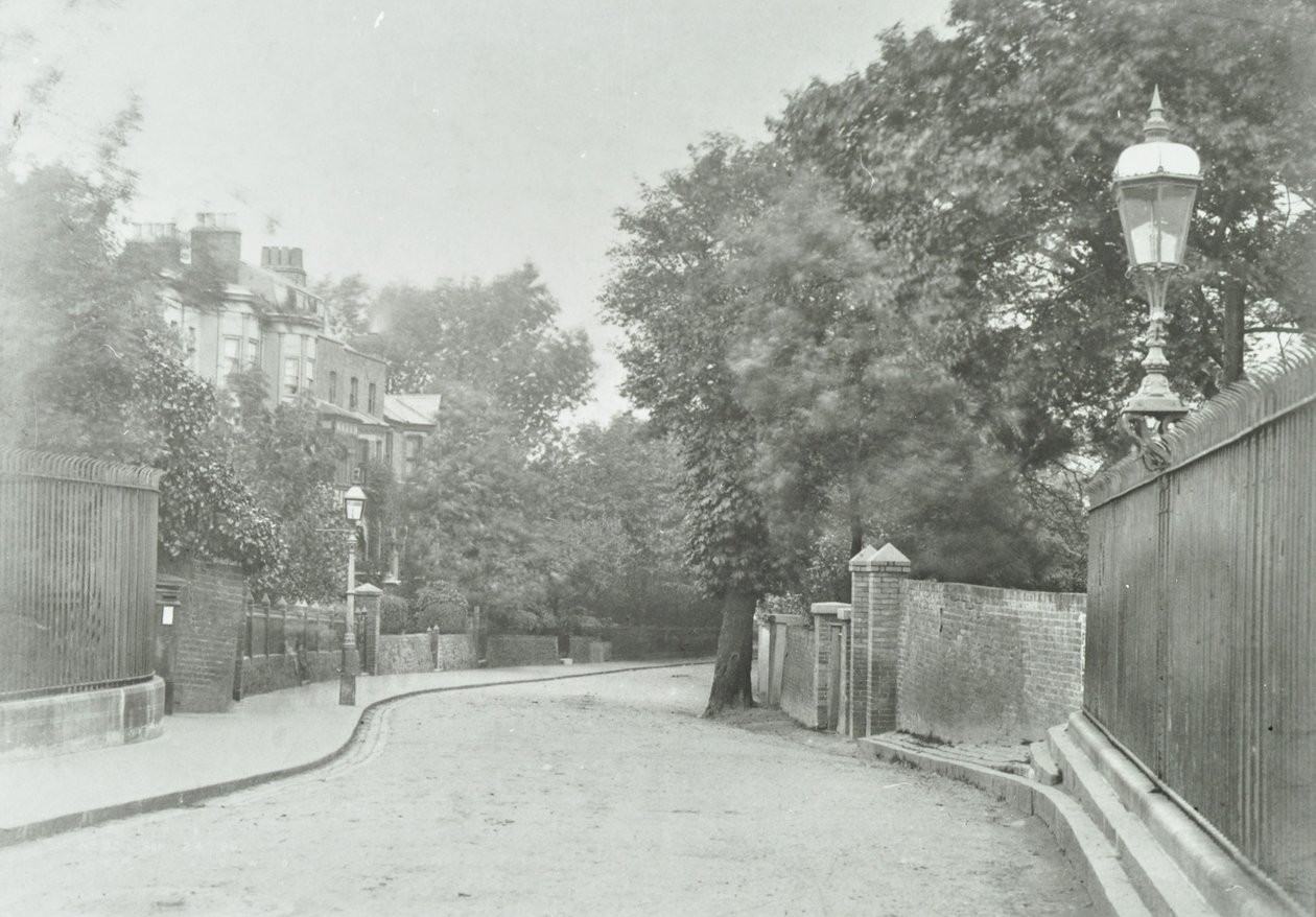 Highgate Archway: wschodnie podejście ze starą lampą przymocowaną do balustrady, 1896 autorstwa English Photographer