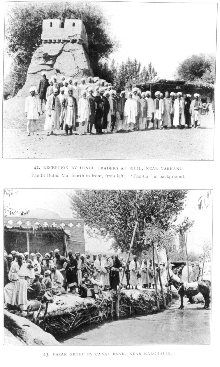 Hinduscy kupcy w Bigil, niedaleko Yarkand i grupa na bazarze niedaleko Kharghalik, z Ruins of Desert Cathay autorstwa Sir Aurela Steina, opublikowana w 1912 r. autorstwa English Photographer