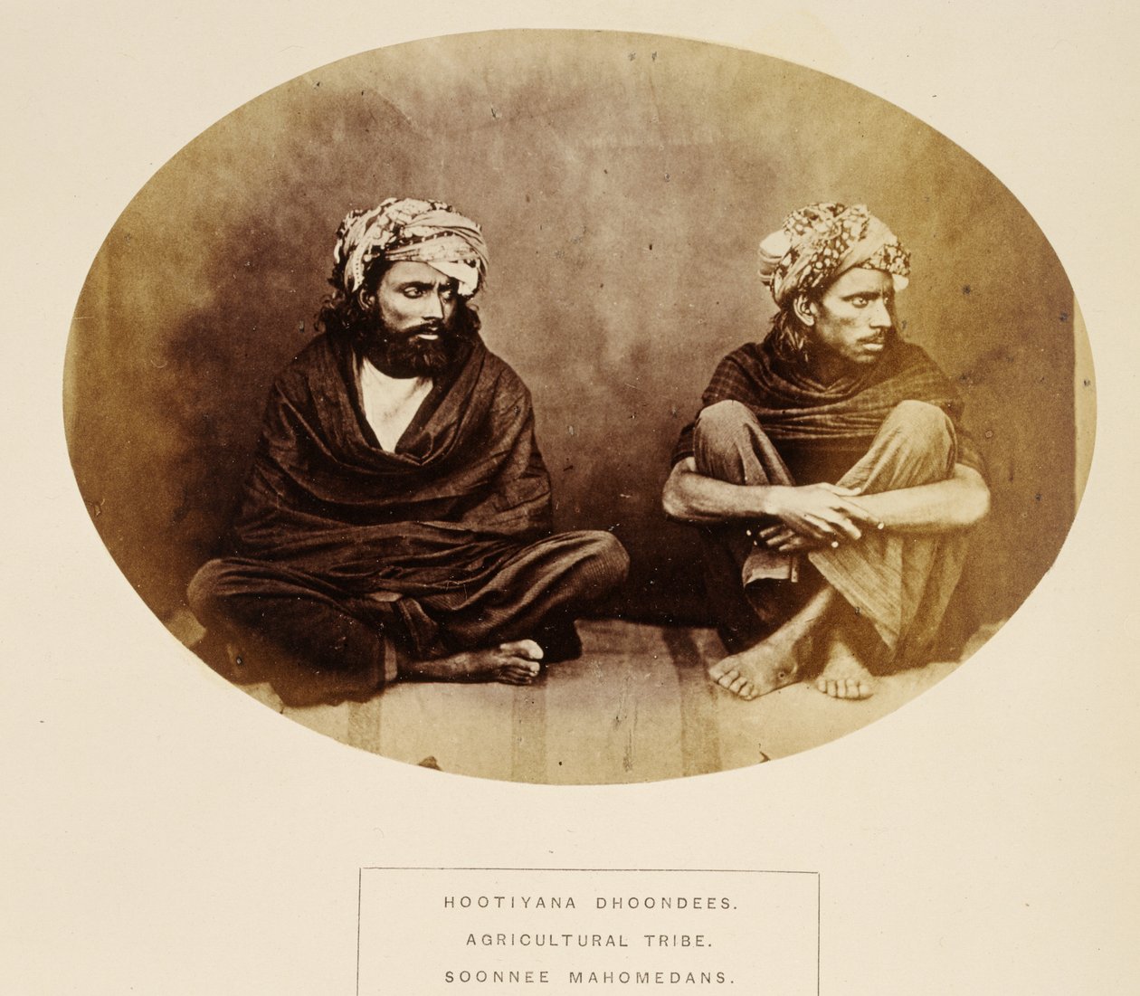 Hootiyana Dhoondees, Agricultural Tribe, Soonnee Mahomedans, Mooltan, z The People of India, J. Forbes Watson, opublikowane 1868 (druk albumowy) autorstwa English Photographer