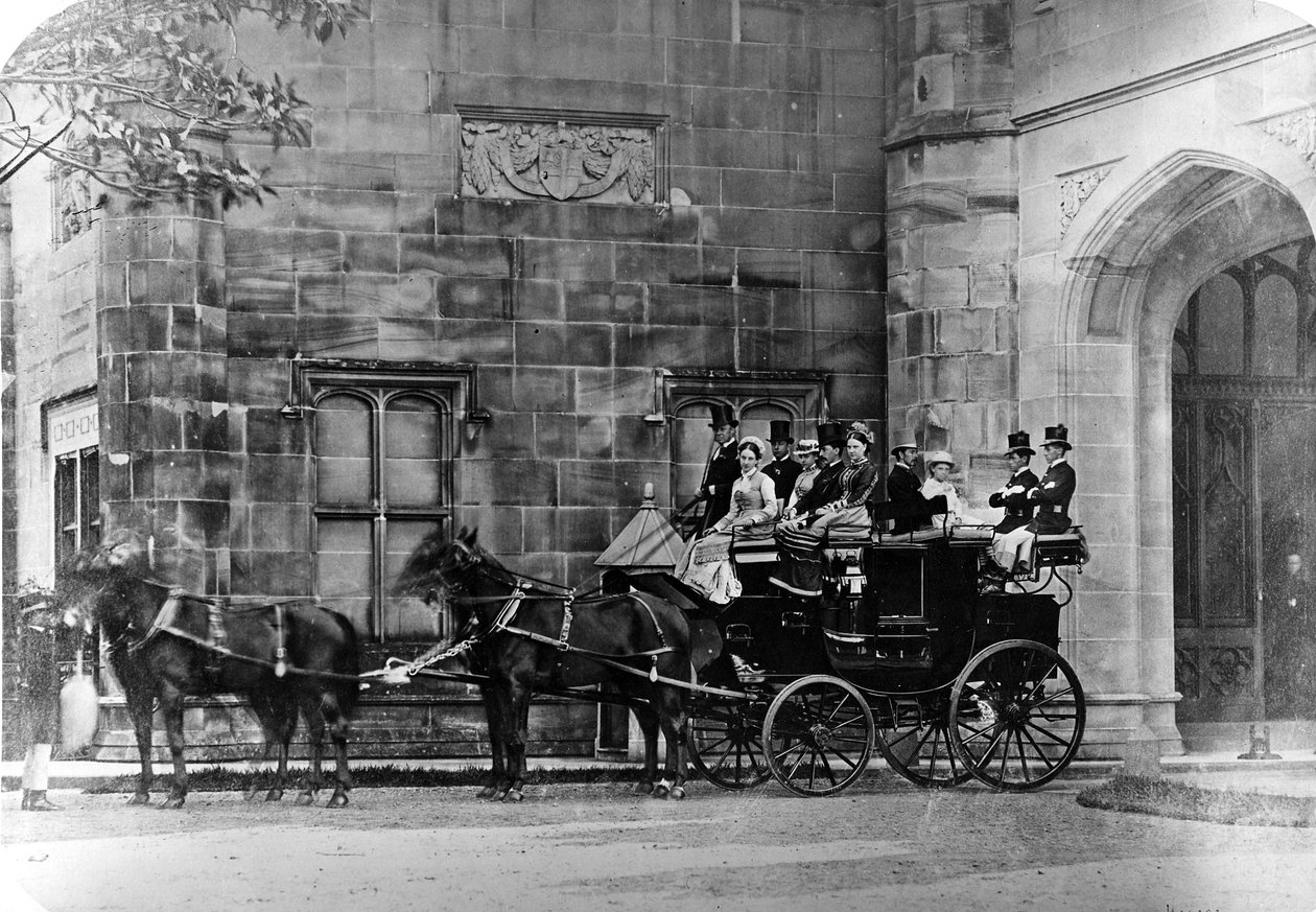 Powóz konny przed neogotycką rezydencją, ok. 1870-90 autorstwa English Photographer
