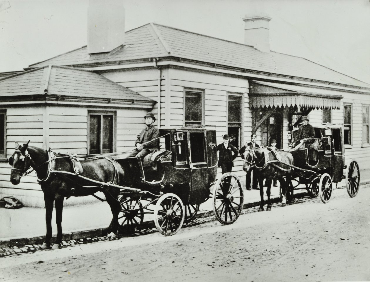 Dorożki konne na stacji Westbourne Park, 1885 autorstwa English Photographer