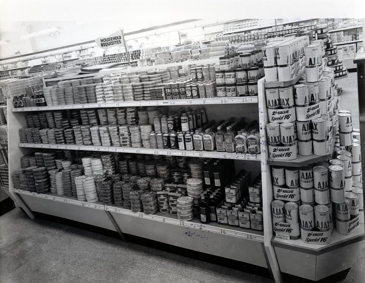 Przejście z artykułami gospodarstwa domowego, sklep Woolworths, 1956 autorstwa English Photographer