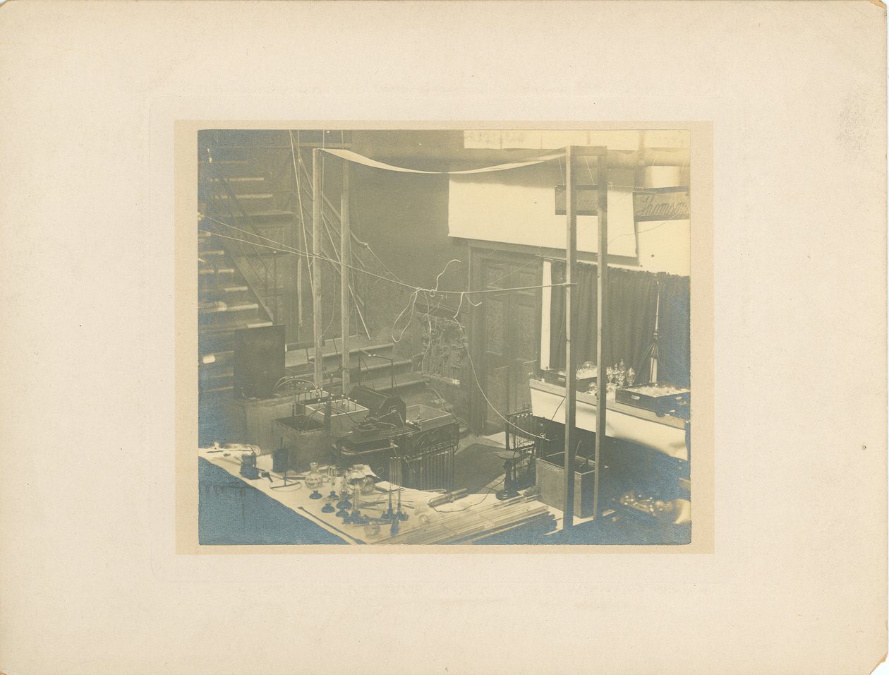 Obraz sceny w Royal Institution, tuż przed wykładem Tesli w 1892 r. autorstwa English Photographer