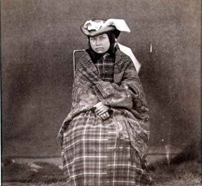 Indianka w stroju zachodnim, sfotografowana przez inżynierów królewskich na czterdziestym dziewiątym równoleżniku (zdjęcie w sepii) autorstwa English Photographer