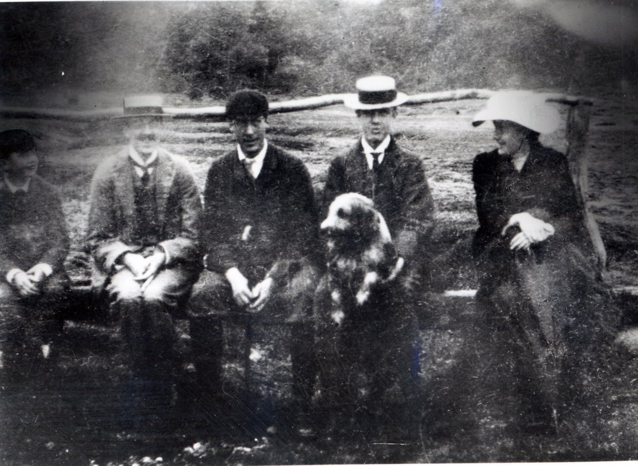 James i Lytton Strachey z Thobym, Adrianem i Virginią Stephen we Fritham, Hampshire, 1901 autorstwa English Photographer