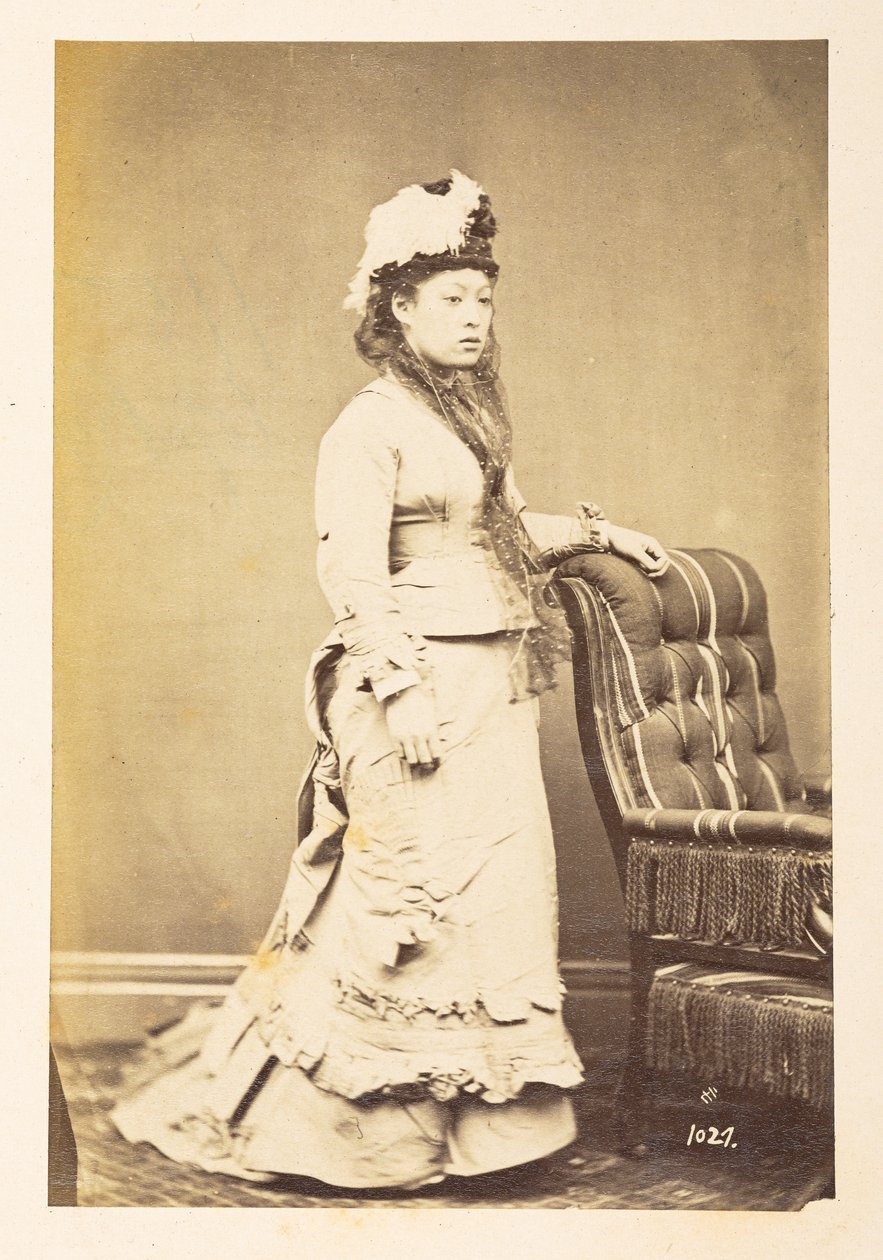 Japonka w europejskim stroju, Portret pełnometrażowy stojący młodej Japonki w zachodnim stroju i kapeluszu,  Fotograf: Nieznany  Lucas Collection: Fotograficzny zapis światowej trasy koncertowej Charlesa Jamesa i Mortona P, Lucas autorstwa English Photographer