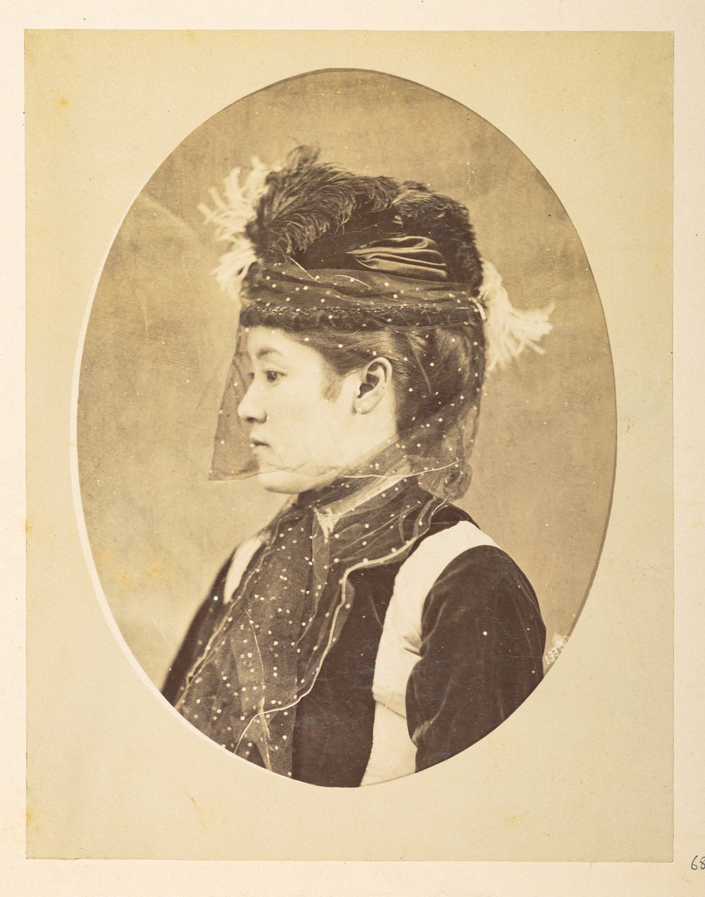 Japonka w europejskim stroju, Owalny obraz; głowa i ramiona lewy profilowy portret młodej Japonki w europejskim stroju, z kapeluszem i welonem,     Fotograf: Nieznany  Lucas Collection: Fotograficzny zapis światowej trasy Charlesa Jamesa i autorstwa English Photographer